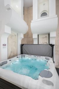 韦林格勒Balneocomplex Kamena的按摩浴缸位于客房中间