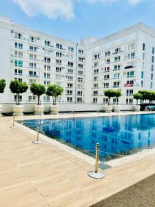 The Royal Residency Suites,Lucknow Gomti Nagar内部或周边的泳池