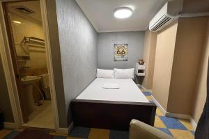 马尼拉Remedios Hotel的小房间,角落里设有一张床