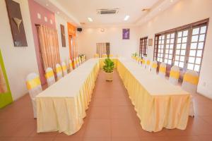 龙川市Nhà Hàng Khách Sạn Hòa Bình 2的长宴会厅,配有长桌子和椅子