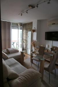 韦尔瓦Apartamento en Huelva.的带沙发和玻璃桌的客厅
