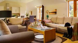 斯尼姆帕克那斯勒度假酒店及SPA的带沙发和咖啡桌的客厅