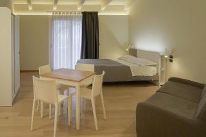 Montecorvino PuglianoTerra di Vento的卧室配有一张床和一张桌子及椅子