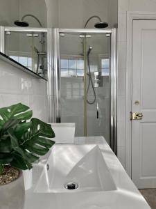 约克The Townhouse Central York的白色的浴室设有水槽和淋浴。