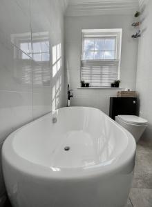 约克The Townhouse Central York的白色的浴室设有浴缸和卫生间。