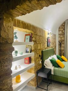 塔尔奎尼亚Casa Soderini的一间卧室设有绿色的床和白色的架子