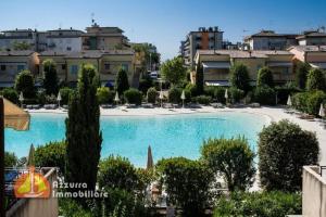 利多迪耶索罗Residence Borgo dei Fiori D03的享有度假村内大型游泳池的景致