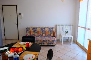 利多迪耶索罗Residence Borgo dei Fiori D03的客厅配有沙发和桌子