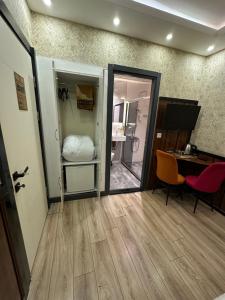 伊斯坦布尔Dolce Vita Suite Hotel的一间设有门的房间和一间带床的房间
