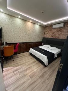 伊斯坦布尔Dolce Vita Suite Hotel的一间卧室配有一张床、一张桌子和一把椅子