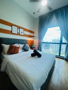吉隆坡Reizz Residence by Elysium的一间卧室设有一张大床和大窗户