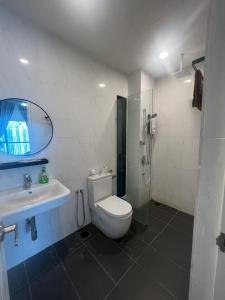 吉隆坡Reizz Residence by Elysium的浴室配有卫生间、淋浴和盥洗盆。