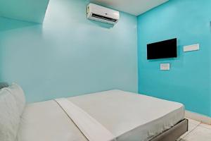 布巴内什瓦尔OYO HOTEL NANDAN的一间医院间,配有床和蓝色的墙壁
