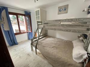 Premia de DaltB&B Premium的一间卧室设有两张双层床和一扇窗户。