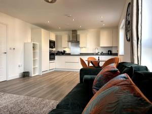SwanscombeLuxury Modern 2 Bed Apartment in Ebbsfleet - 20mins from London的带沙发的客厅和厨房