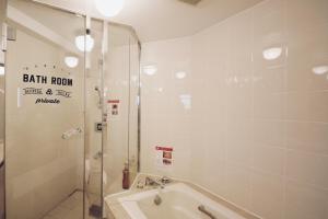 福冈ZONK HOTEL Nakasu的带淋浴、浴缸和盥洗盆的浴室