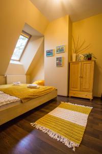 比利但耶克Koślówka的一间卧室设有床、窗户和地毯。
