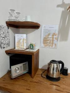 阿廷斯Pousada Lanea Experience的木桌上配有微波炉和茶壶
