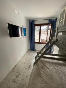 Premia de DaltB&B Premium的客房设有床、电视和窗户。