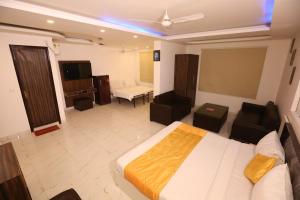 新德里Hotel Kelvish Plaza-Near IGI Airport Terminal-3的一间卧室设有一张床和一间客厅。