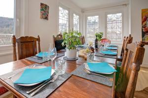 诺伊恩比尔格Familienglück im Schwarzwaldhaus mit Schlossblick的用餐室配有带蓝色餐巾的木桌