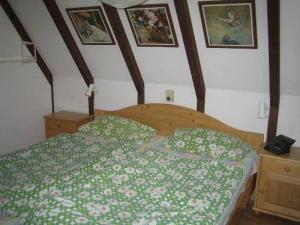 希格斯多夫Ferienhaus Amrhein的一间卧室配有一张带绿色棉被的床