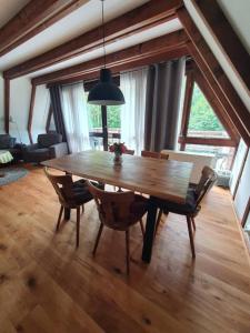 希格斯多夫Ferienhaus Amrhein的客厅配有一张木桌和椅子