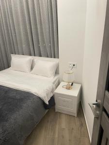 埃里温Apartment in centre of Yerevan的一间小卧室,配有床和床头柜