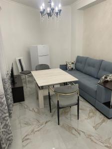 埃里温Apartment in centre of Yerevan的客厅配有蓝色的沙发和桌子