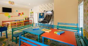 甘达坞伊港康大维港埃尔莫拉蒂酒店的教室里带两张桌子和椅子的房间