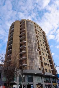 埃里温Apartment in centre of Yerevan的一座高大的建筑,旁边设有阳台