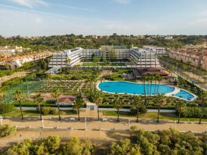 伊斯兰蒂拉伊斯兰蒂拉吕尼翁酒店的享有度假村的空中景致,设有游泳池和棕榈树