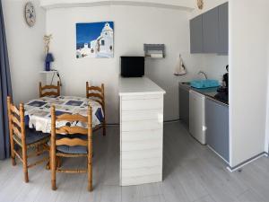 布科·莱斯白老城Appartement Vieux-Boucau-les-Bains, 1 pièce, 4 personnes - FR-1-379-63的一间带桌子的小厨房和一间带桌子及柜台的小厨房