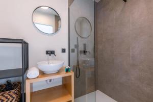 布鲁日Lord - Charming double room at ranch "De Blauwe Zaal"的浴室配有盥洗盆和带镜子的淋浴