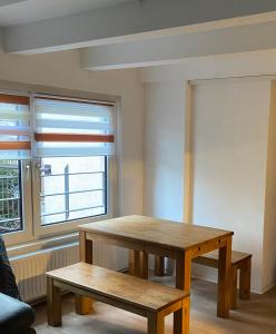 阿尔滕堡Haus Heiken的一间设有桌子、长凳和窗户的房间