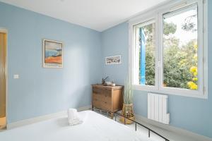拉特斯特德布赫Magnifique Appartement avec parking a 300m de la Plage的蓝色的客房设有床和窗户。