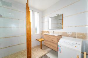 拉特斯特德布赫Magnifique Appartement avec parking a 300m de la Plage的一间带水槽和洗衣机的小浴室