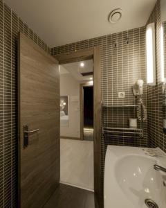 毕尔巴鄂比尔比酒店的带浴缸和盥洗盆的浴室