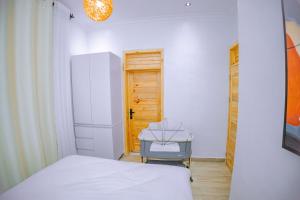 鲁亨盖里Makeri Residence - Musanze , Rwanda的卧室配有床、桌子和门