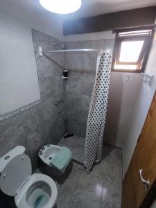 蒂尔卡拉Retama的带淋浴、卫生间和盥洗盆的浴室