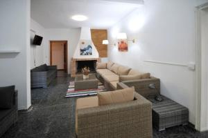 菲格拉斯Can Baldoyra de Figueres的带沙发和壁炉的客厅