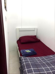 阿布扎比Cornich AD - Pearl Room的一间小卧室,配有一张红色和蓝色的床