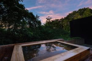 嬉野市奥武雄温泉　風の森的木甲板上的热水浴池