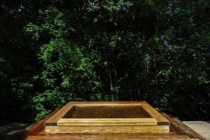 嬉野市奥武雄温泉　風の森的木箱,坐在树前