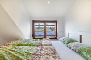ÖtisheimFerienhaus Landliebe的带窗户的客房内的两张床