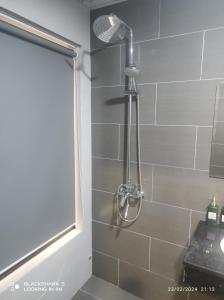 Kim BảngLS HOTEl的浴室内配有淋浴和头顶淋浴