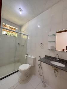 萨纳Pousada J Country的浴室配有卫生间、淋浴和盥洗盆。