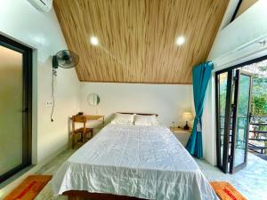 峰牙Little Rock Homestay的一间卧室设有一张木天花板床。