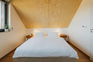 伊斯泰布纳Plener Istebna的一间卧室设有一张带木制天花板的大床