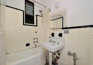 纽约Designer 2BD 1BA In Upper East side的白色的浴室设有水槽和淋浴。